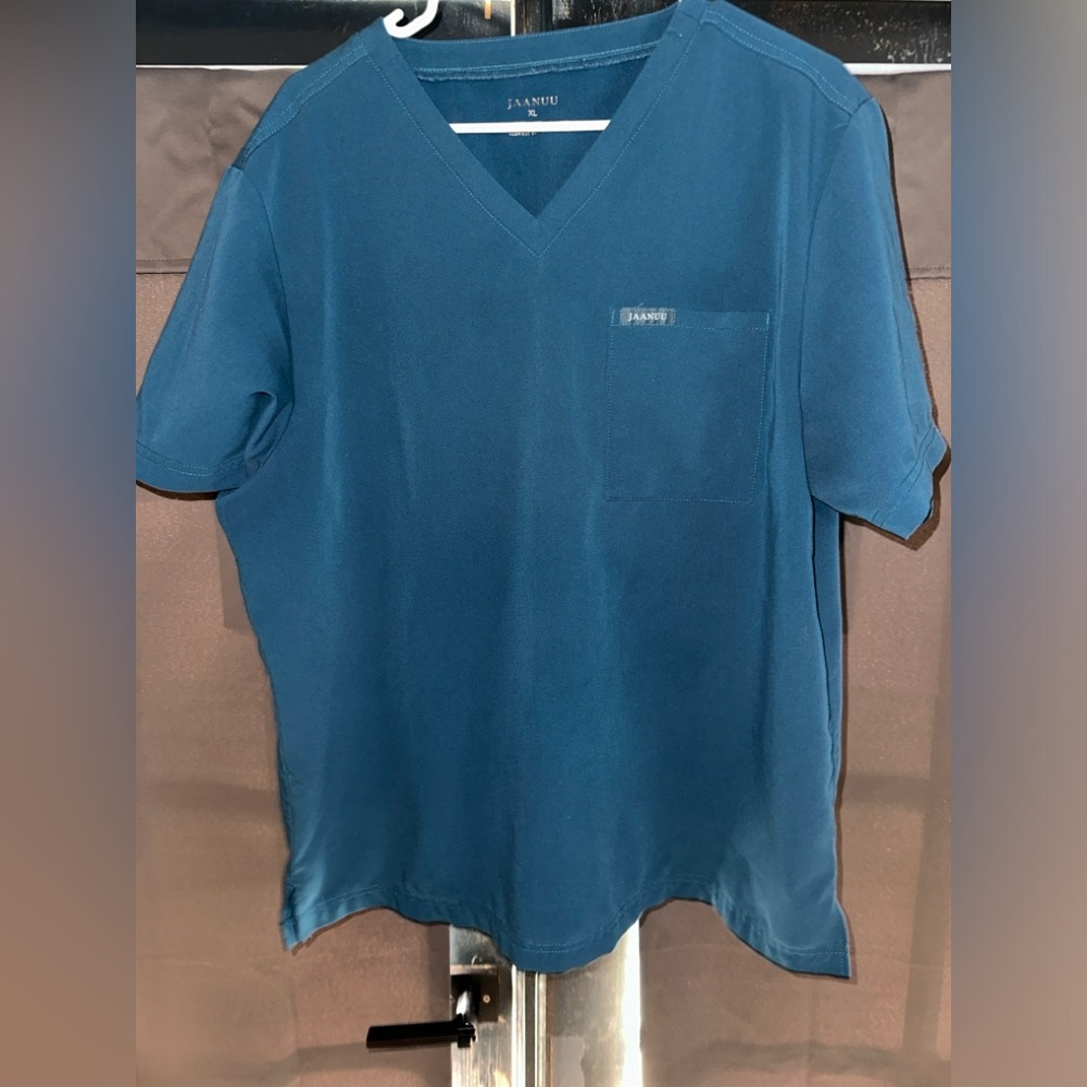 XL Jaanuu men’s scrub top